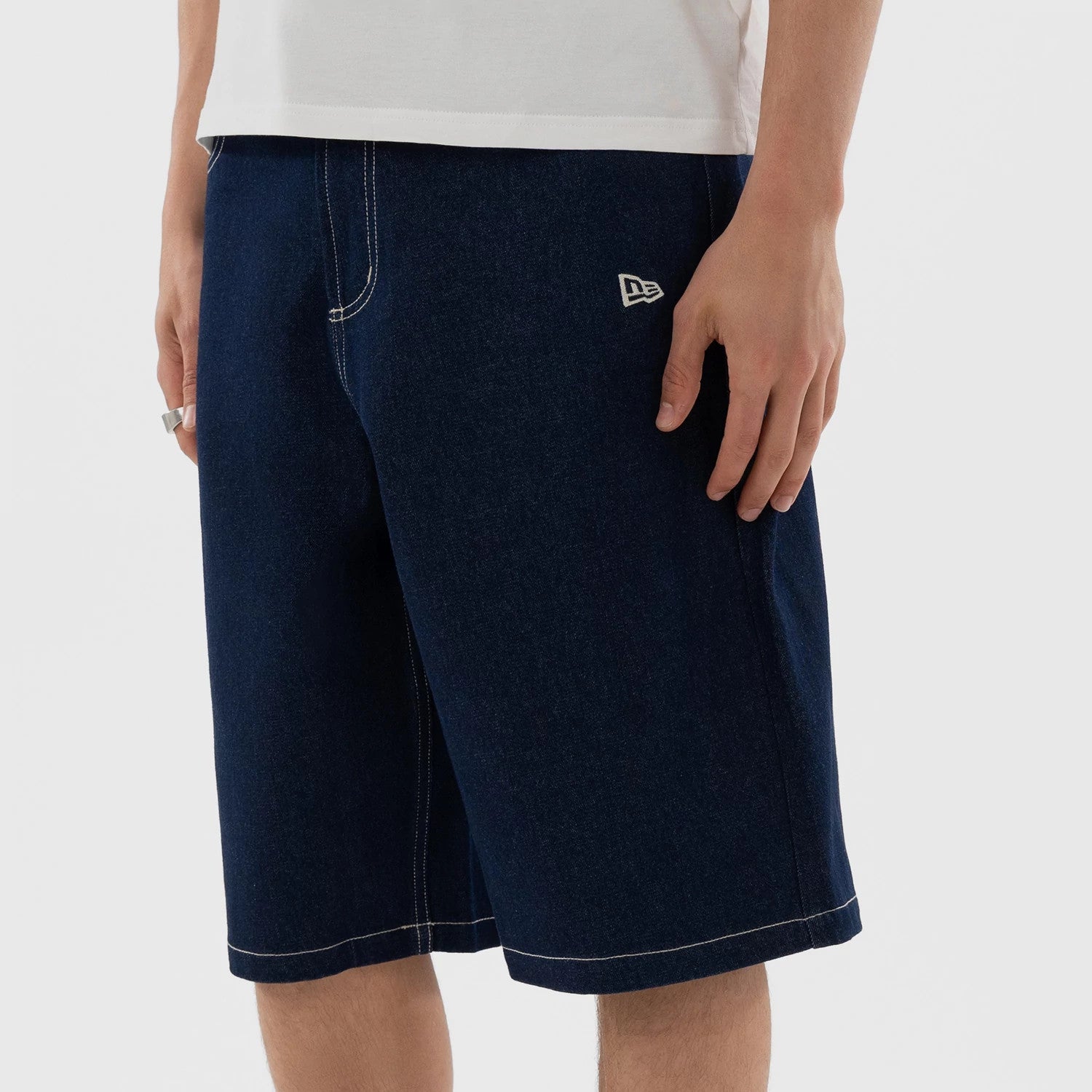 The model is wearing this MLB Jort New York Yankees Oversized Shorts in dark blue. 4