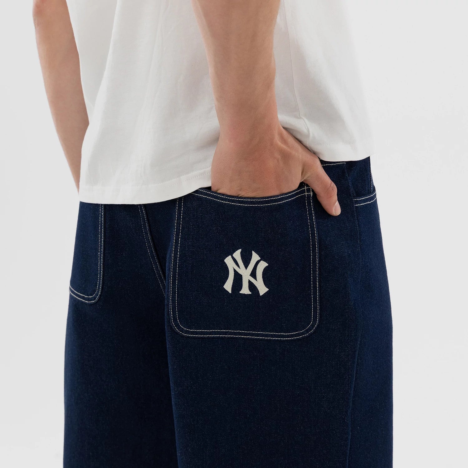 The model is wearing this MLB Jort New York Yankees Oversized Shorts in dark blue. 3