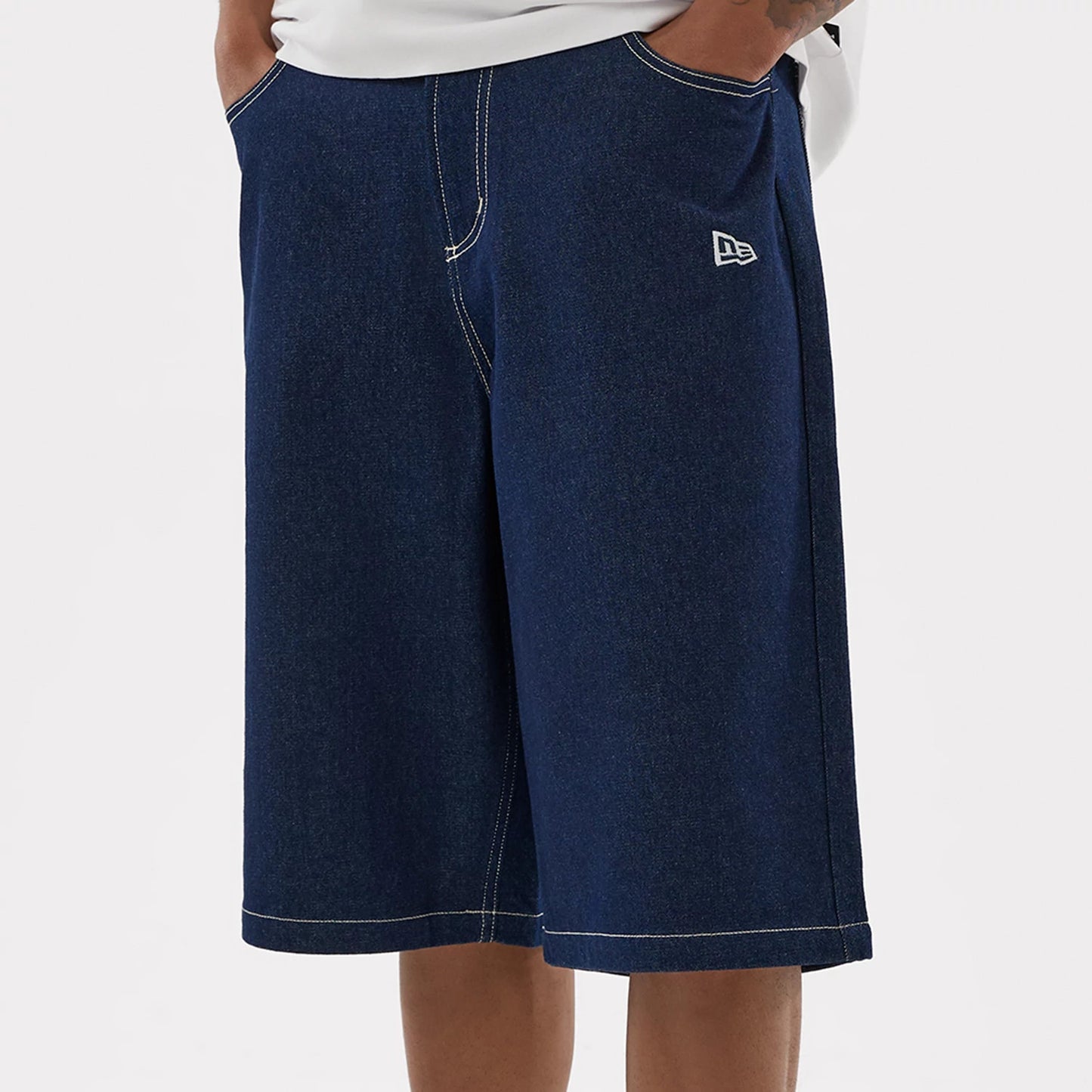 The model is wearing this MLB Jort LA Dodgers Oversized Shorts in dark blue. 3