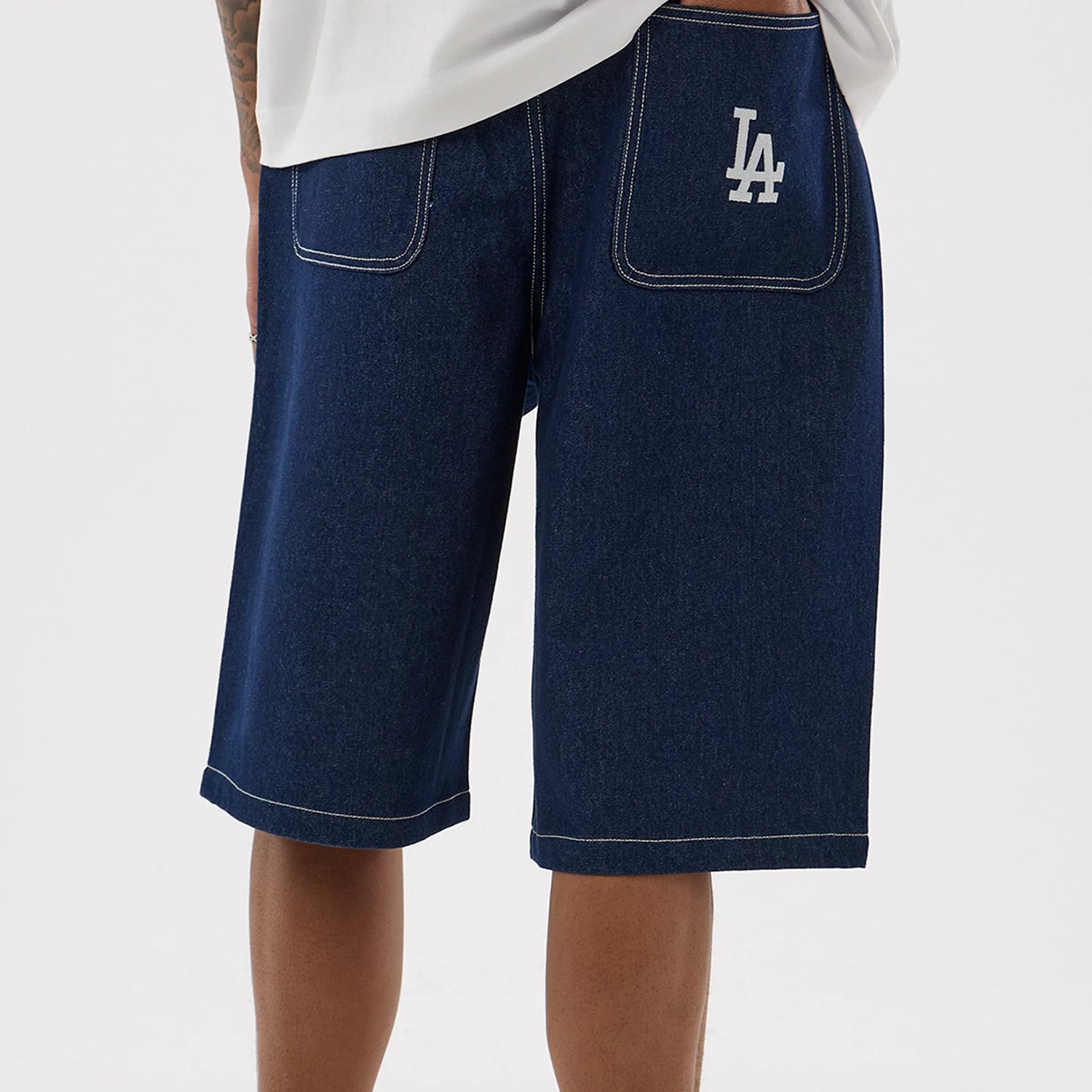 The model is wearing this MLB Jort LA Dodgers Oversized Shorts in dark blue. 4