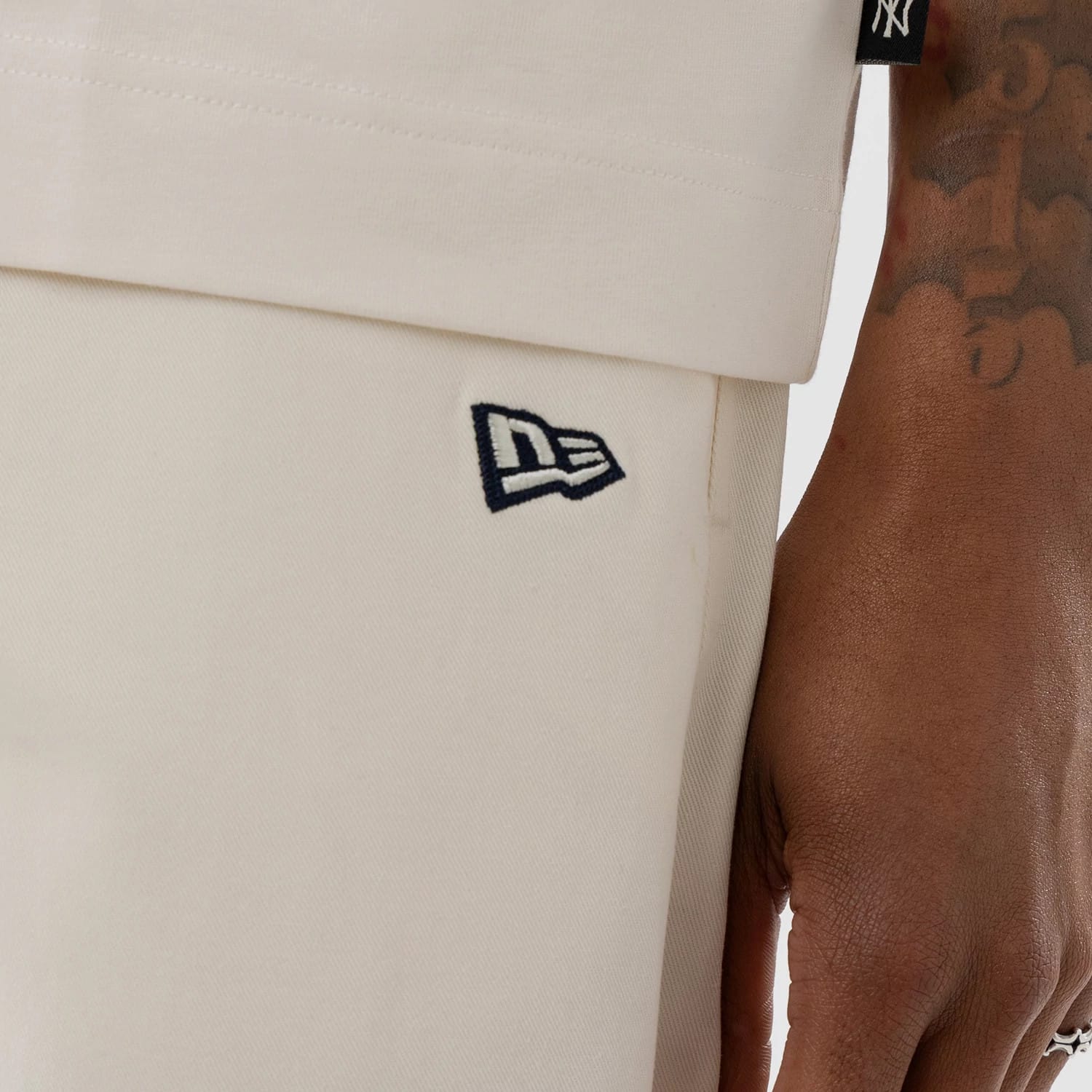 The model is wearing this MLB New York Yankees Boxy T-Shirt in open white. 6