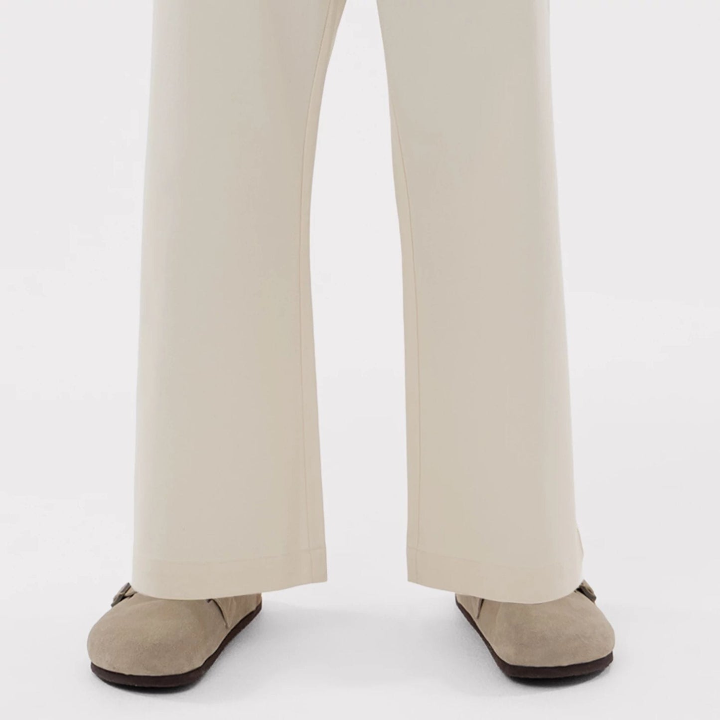 The model is wearing this MLB New York Yankees Chino Trousers in Cream. 6