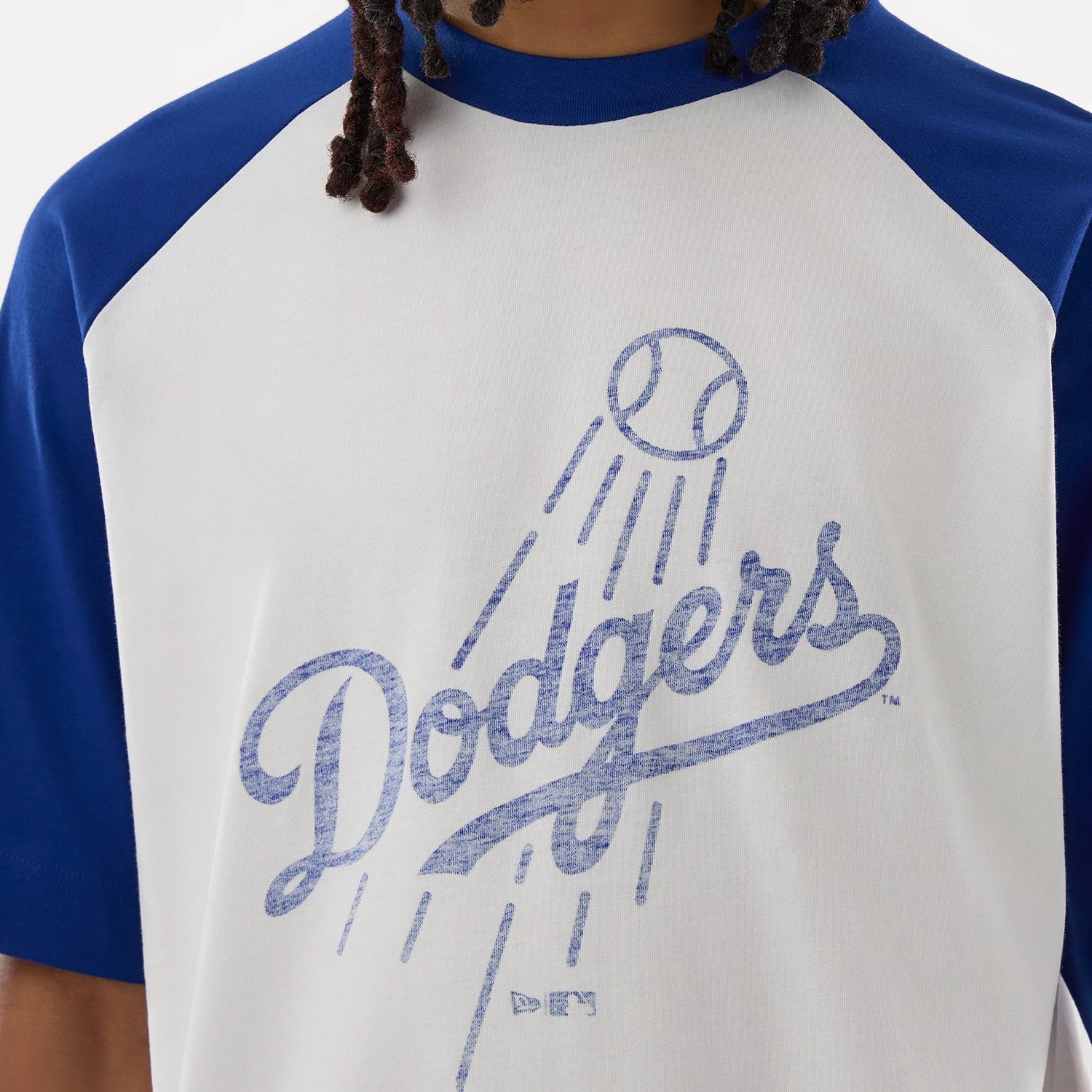 The model is wearing this MLB LA Dodgers Boxy T-Shirt in white. 3