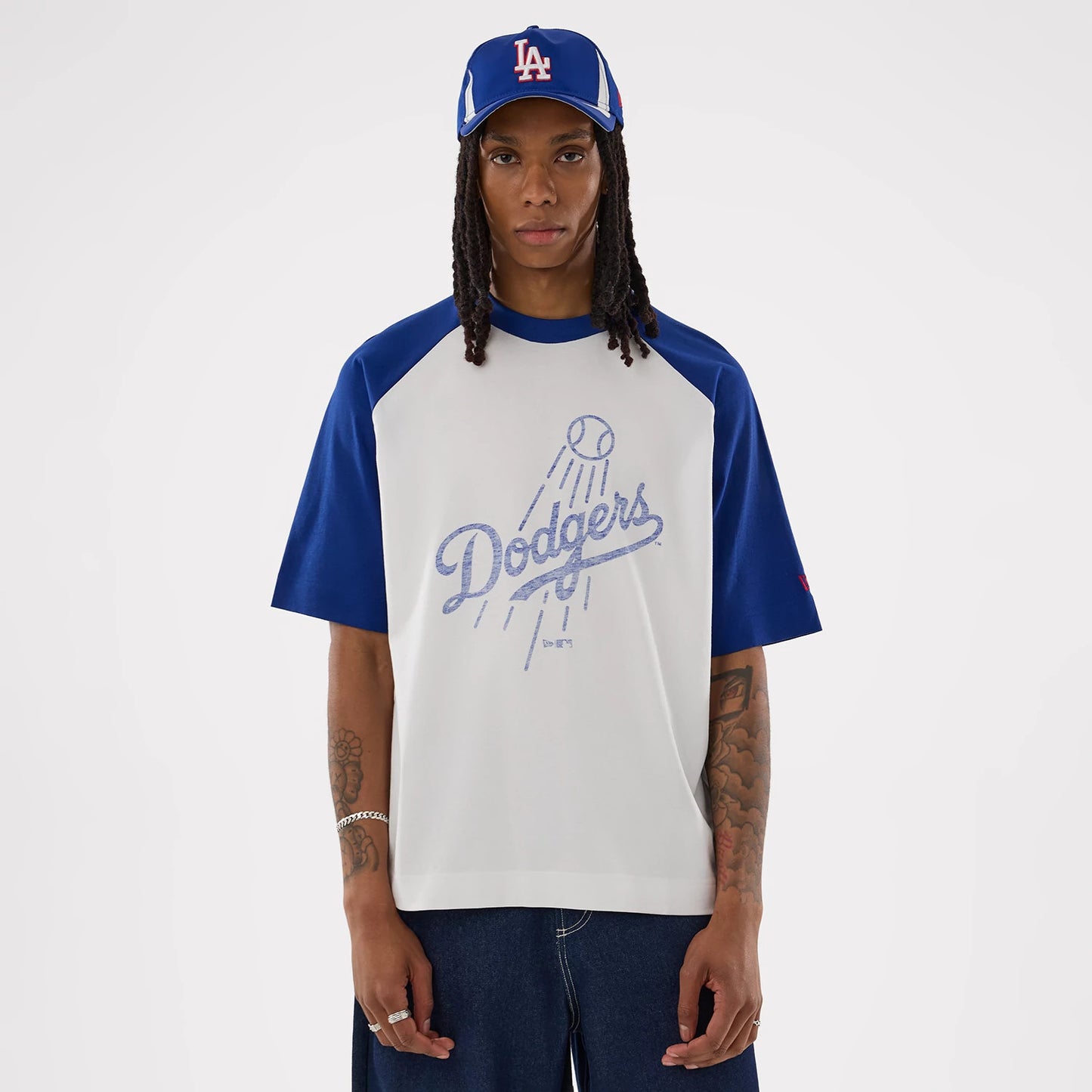 The model is wearing this MLB LA Dodgers Boxy T-Shirt in white. 1