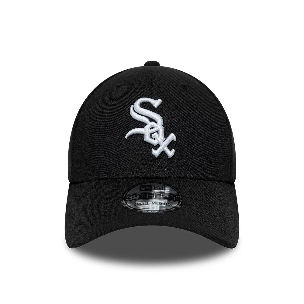 Chicago White Sox MLB Classic Black New Era 39THIRTY Stretch Fit Cap, front view showing the raised white embroidered Sox logo on the structured black crown, with a black curved visor and a 39THIRTY size sticker on top.