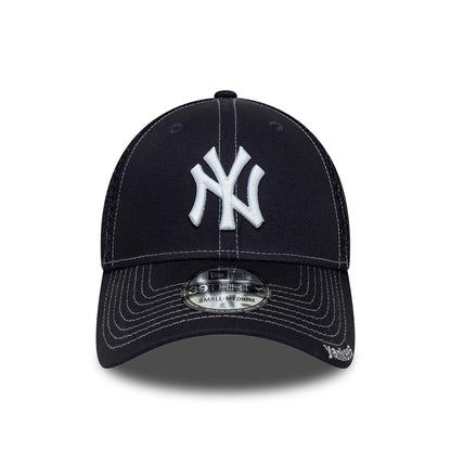 Yankees MLB Neo Navy New Era 39THIRTY Stretch Fit Cap, front view showing the raised white NY logo on the structured navy crown, a black 39THIRTY size sticker centred on the curved navy visor, and white stitching accents.