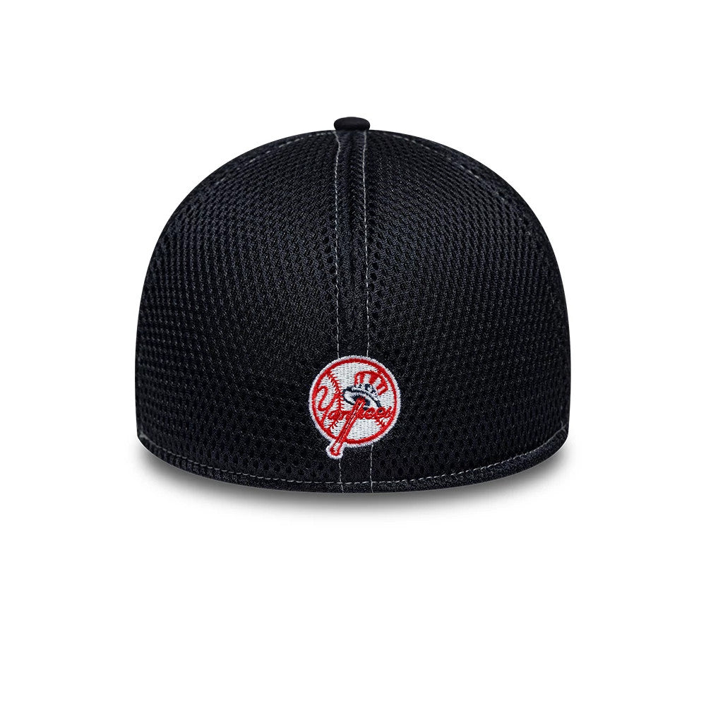 Yankees MLB Neo Navy New Era 39THIRTY Stretch Fit Cap, rear view showing the red embroidered Yankees logo outlined in white at the centre of the back panels, with a textured mesh navy crown and a curved edge.