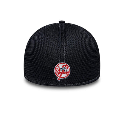 Yankees MLB Neo Navy New Era 39THIRTY Stretch Fit Cap, rear view showing the red embroidered Yankees logo outlined in white at the centre of the back panels, with a textured mesh navy crown and a curved edge.