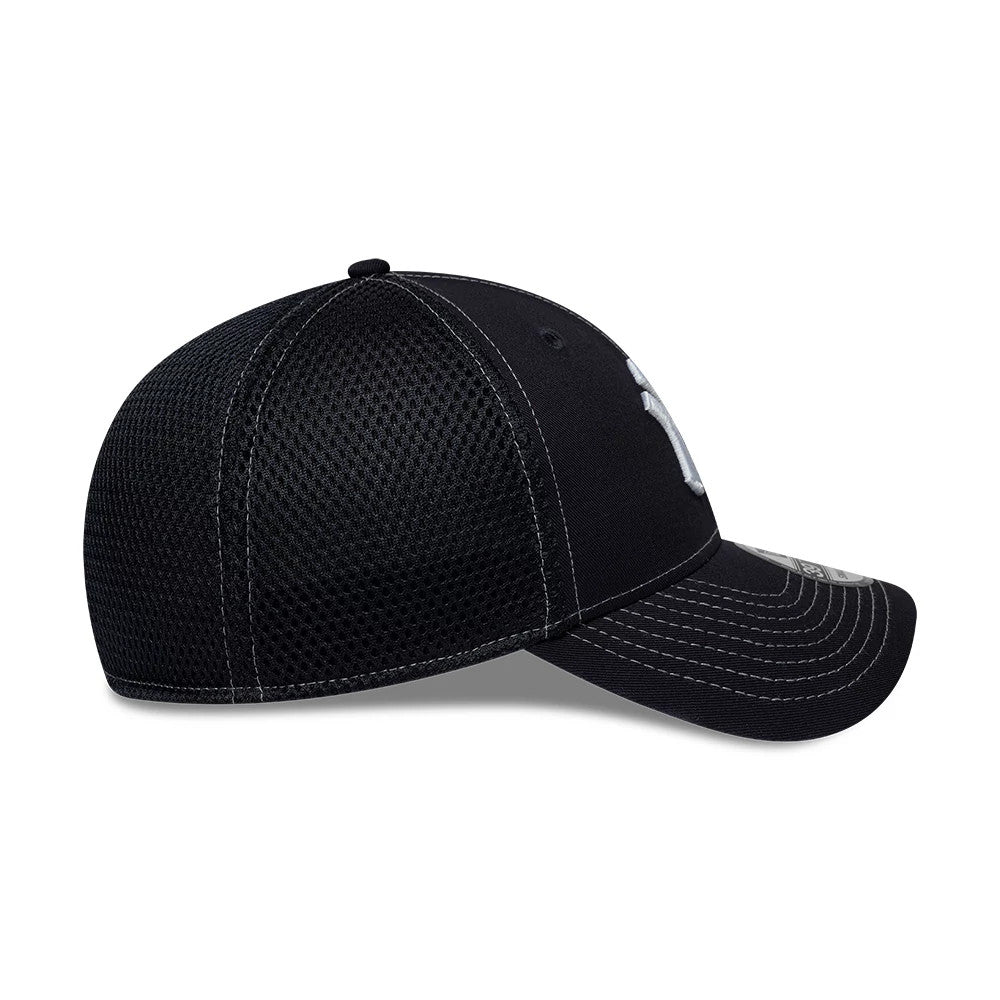 Yankees MLB Neo Navy New Era 39THIRTY Stretch Fit Cap, side view showing the New Era flag logo on the navy mesh back panels, pre-curved visor with white stitching, and slightly curved structured crown.