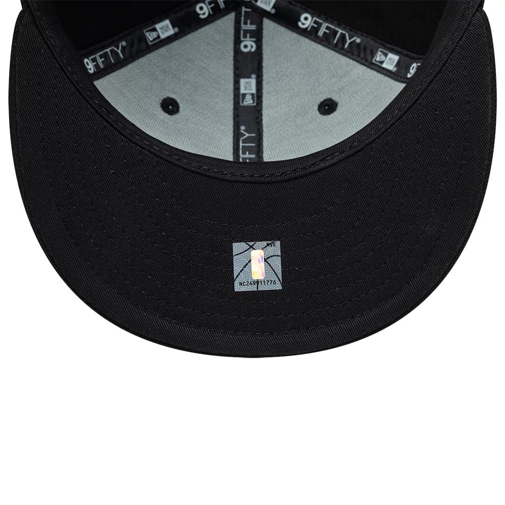 Pictured is this NBA Chicago Bulls Core 9FIFTY Snapback cap in black. 7