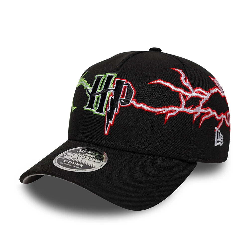 Harry Potter Duel Black New Era 9FORTY M-Crown A-Frame Adjustable Cap, three-quarter view showing the embroidered green and red HP lightning logo on the front panels, a black curved visor with a 9FORTY size sticker.
