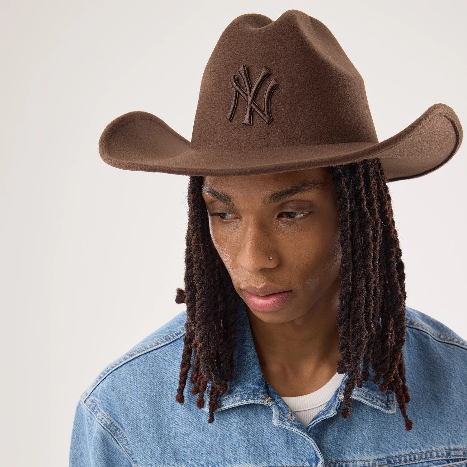 Pictured is this MLB New York Yankees Wide Brim Fedora Cowboy hat in dark brown. 2