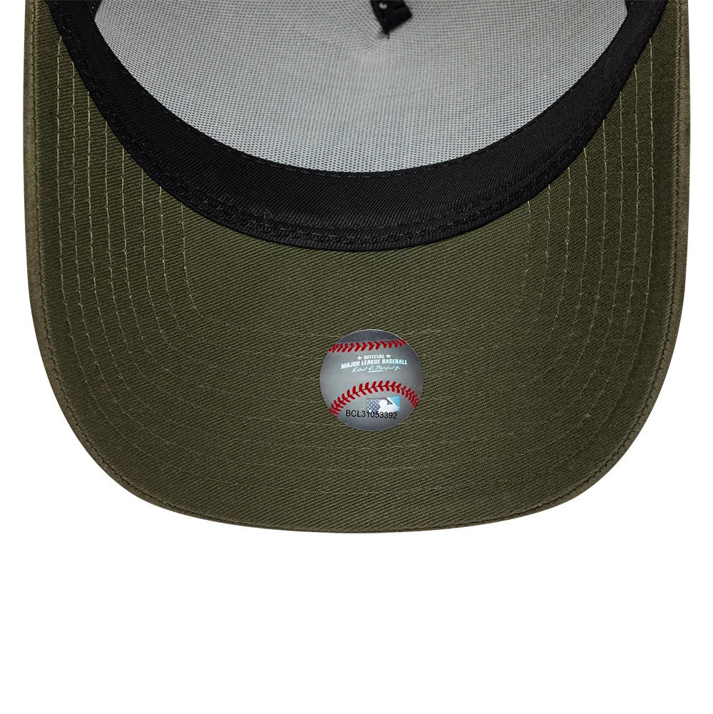 Pictured is this MLB Suede Visor LA Dodgers 9FORTY E-Frame cap in light beige. 5