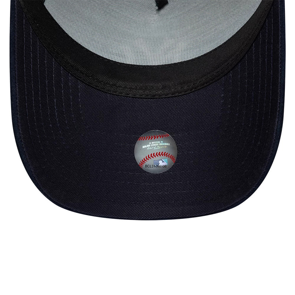 Pictured is this MLB Suede Visor New York Yankees 9FORTY E-Frame cap in dark green. 5