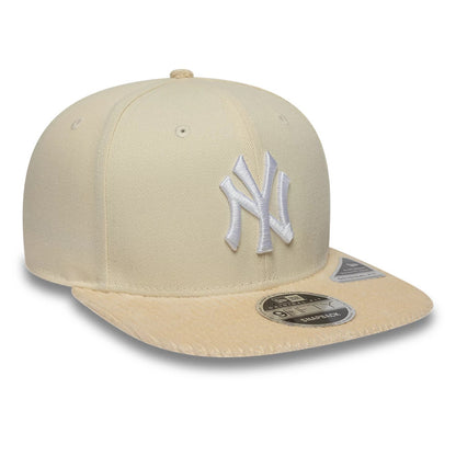 Pictured is this MLB Cord Visor New York Yankees 9FIFTY Original Fit cap in light beige. 3