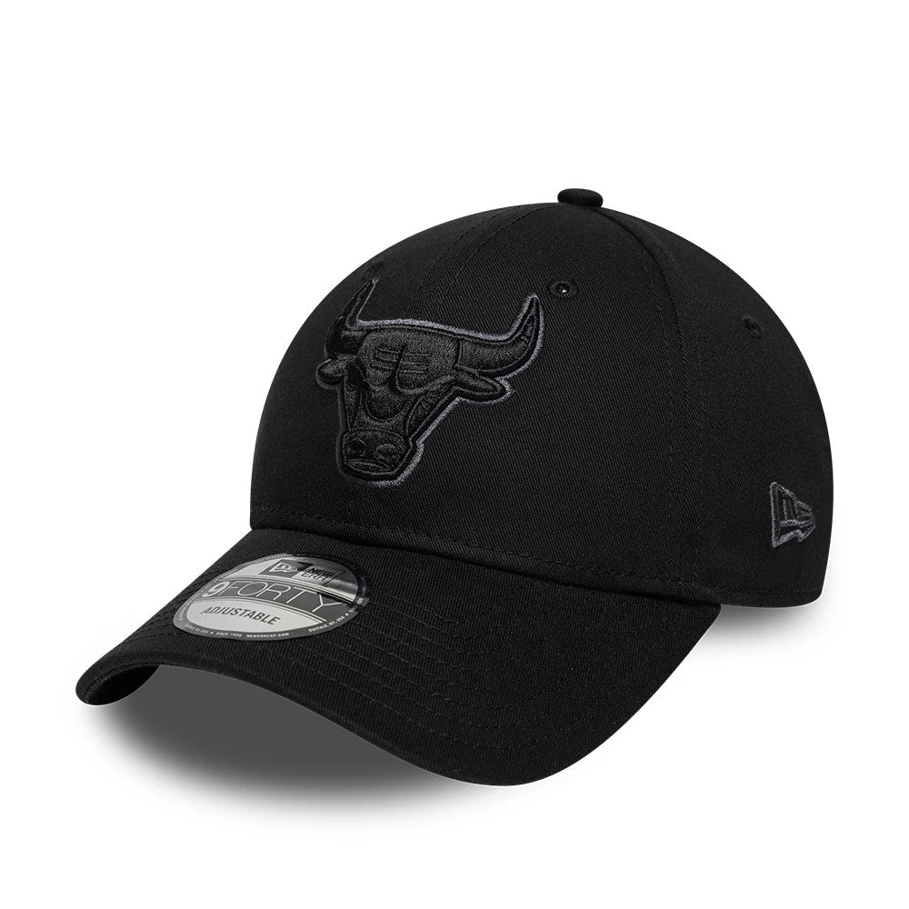 Chicago Bulls NBA Team Outline Black New Era 9FORTY Adjustable Cap, front view showing the raised black embroidered Bulls logo on the structured black crown, slightly curved black visor with a 9FORTY size sticker.