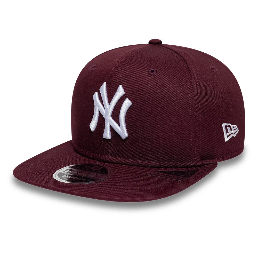 Yankees MLB League Essential Purple New Era 9FIFTY Original Fit Snapback Adjustable Cap, three-quarter view with raised white NY embroidery on the front panel, a purple flat visor featuring a 9FIFTY size sticker.