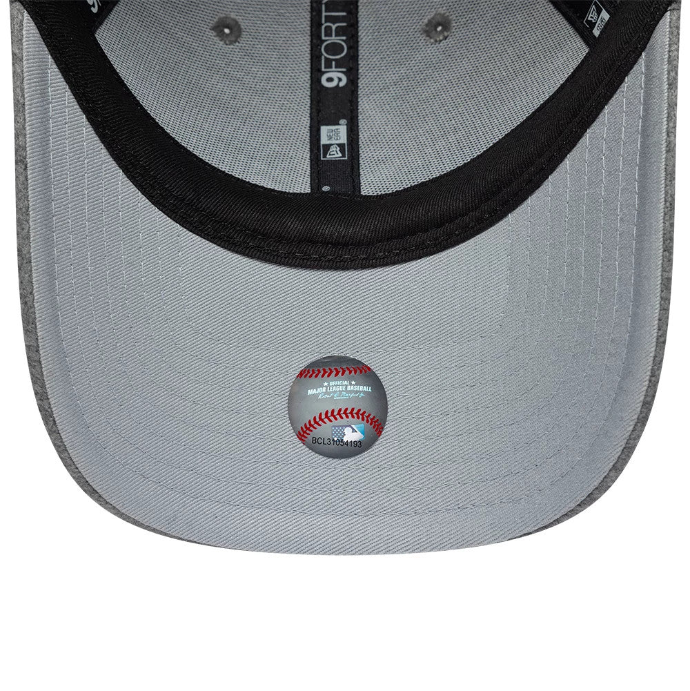 Pictured is this MLB Winter Chicago White Sox 9FORTY cap in grey. 5