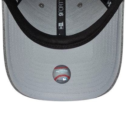 Pictured is this MLB Winter Chicago White Sox 9FORTY cap in grey. 5