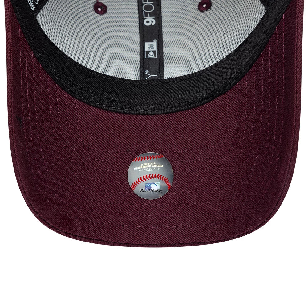 New York Yankees MLB Team Outline Dark Purple New Era 9FORTY Adjustable Cap, inside view showing the black undervisor with a round MLB holographic sticker, grey sweatband, and black taping running through the centre and around the hat.