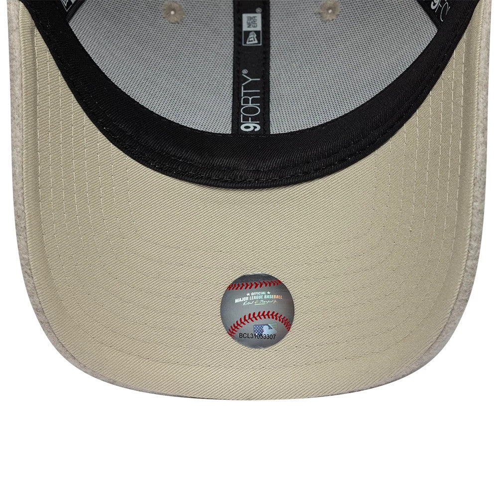 Pictured is this MLB Winter LA Dodgers 9FORTY cap in light beige. 5