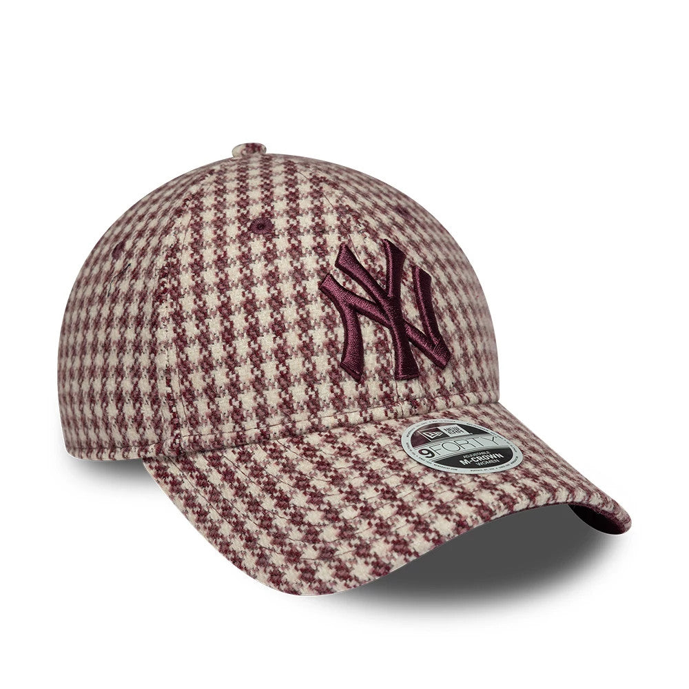 Yankees Womens MLB Houndstooth Dark Red New Era 9FORTY M-Crown Adjustable Cap, three-quarter view showing the raised dark red embroidered NY logo on the houndstooth patterned front panels, with a 9FORTY size sticker on the curved visor.
