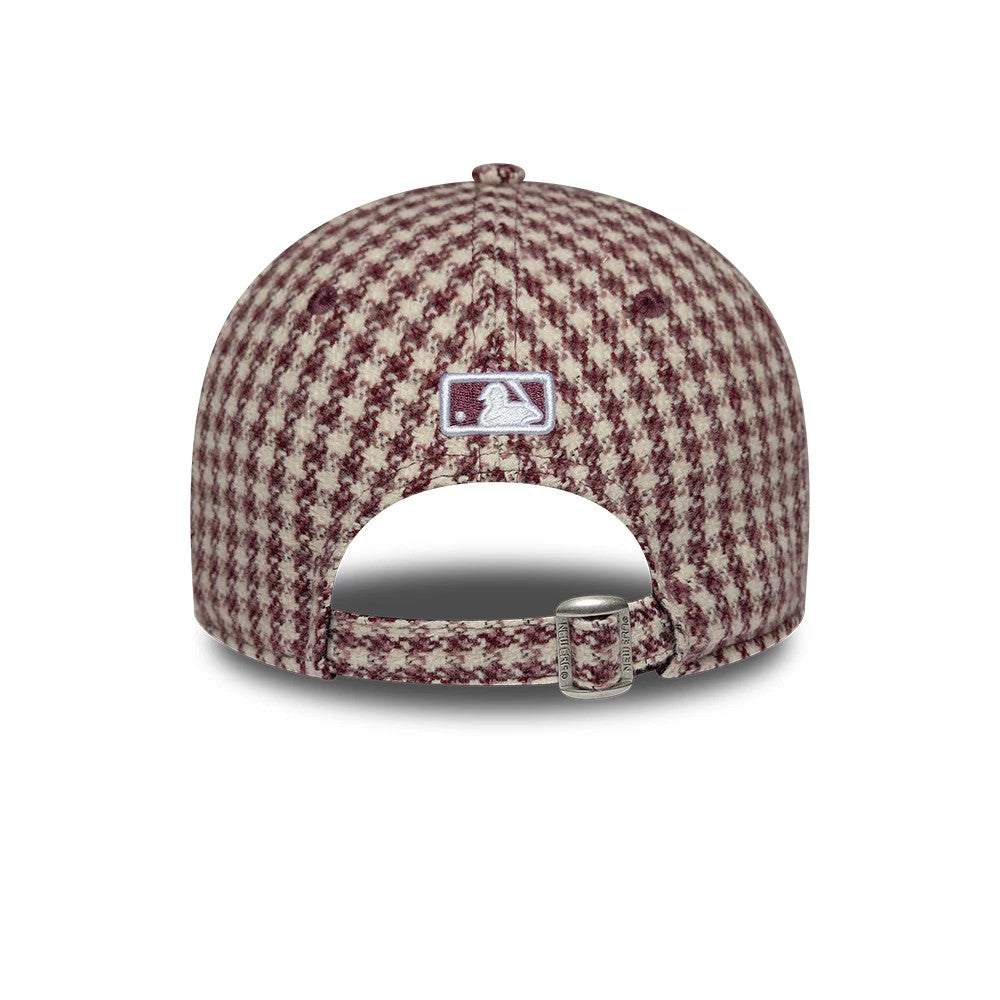 Yankees Womens MLB Houndstooth Dark Red New Era 9FORTY M-Crown Adjustable Cap, rear view showing the white and maroon MLB Batterman logo at the centre back, with a buckle closure and a structured houndstooth patterned crown.