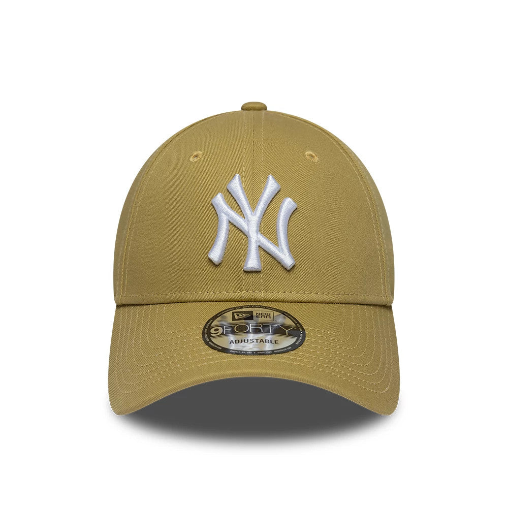 New York Yankees MLB League Essential Green New Era 9FORTY Adjustable Cap, front view showing the white raised embroidered NY logo on the structured green crown, with a curved green visor and a 9FORTY size sticker at the centre.