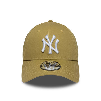 New York Yankees MLB League Essential Green New Era 9FORTY Adjustable Cap, front view showing the white raised embroidered NY logo on the structured green crown, with a curved green visor and a 9FORTY size sticker at the centre.