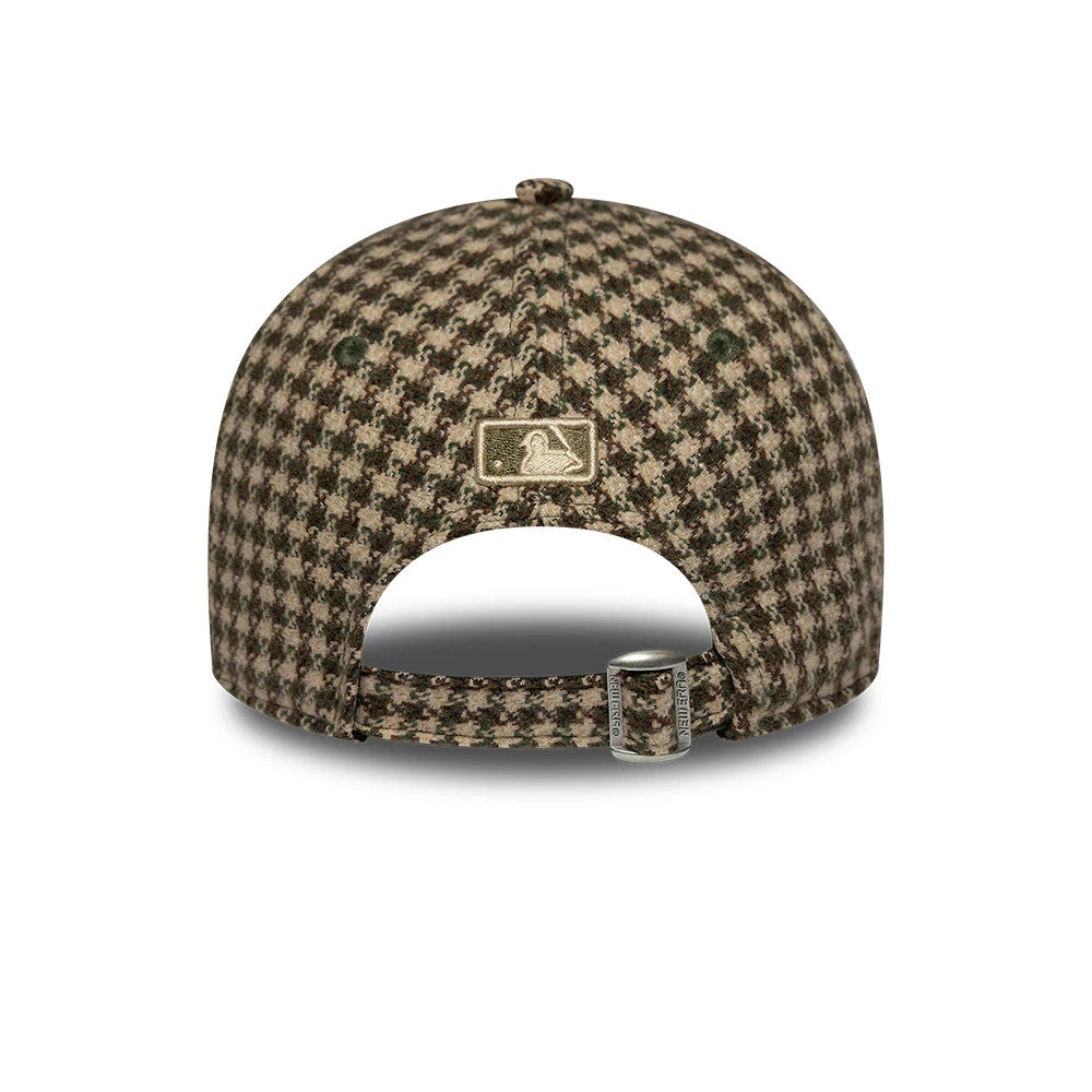 LA Dodgers Womens MLB Houndstooth Green New Era 9FORTY M-Crown Adjustable Cap, rear view showing the MLB Batterman logo embroidered at the centre back, with an adjustable strap and houndstooth pattern on the structured crown.