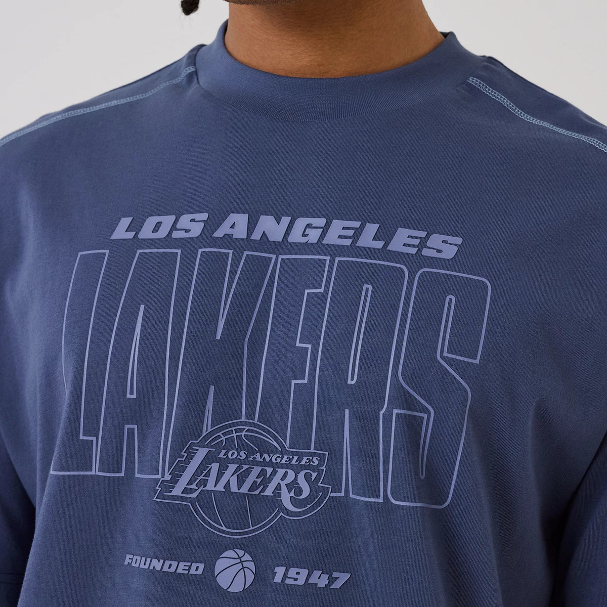 The model is wearing this NBA Graphic LA Lakers Boxy T-Shirt in dark blue. 4