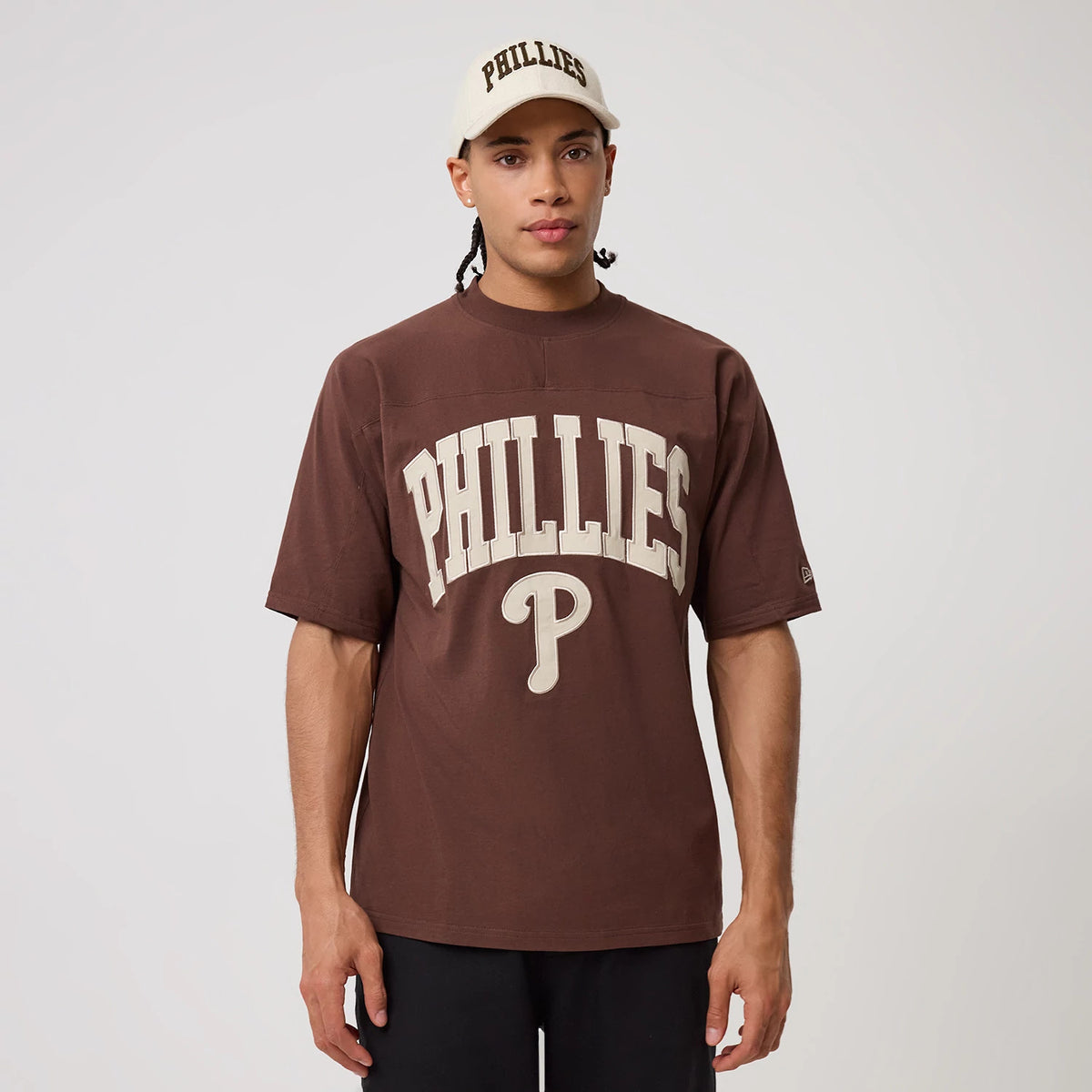 The model is wearing this MLB Arch Graphic Philadelphia Phillies Oversized T-Shirt in brown. 3