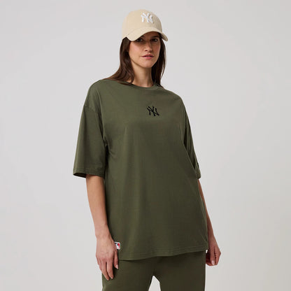 The model is wearing this MLB League Essential New York Yankees Oversized T-Shirt in green. 4