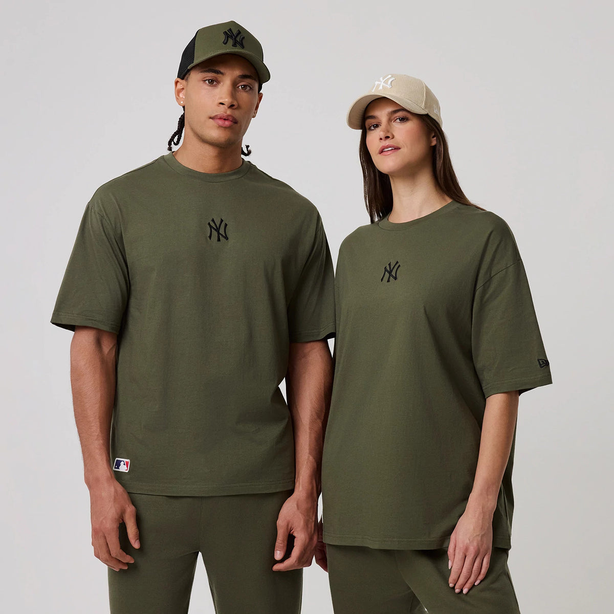 The model is wearing this MLB League Essential New York Yankees Oversized T-Shirt in green. 1