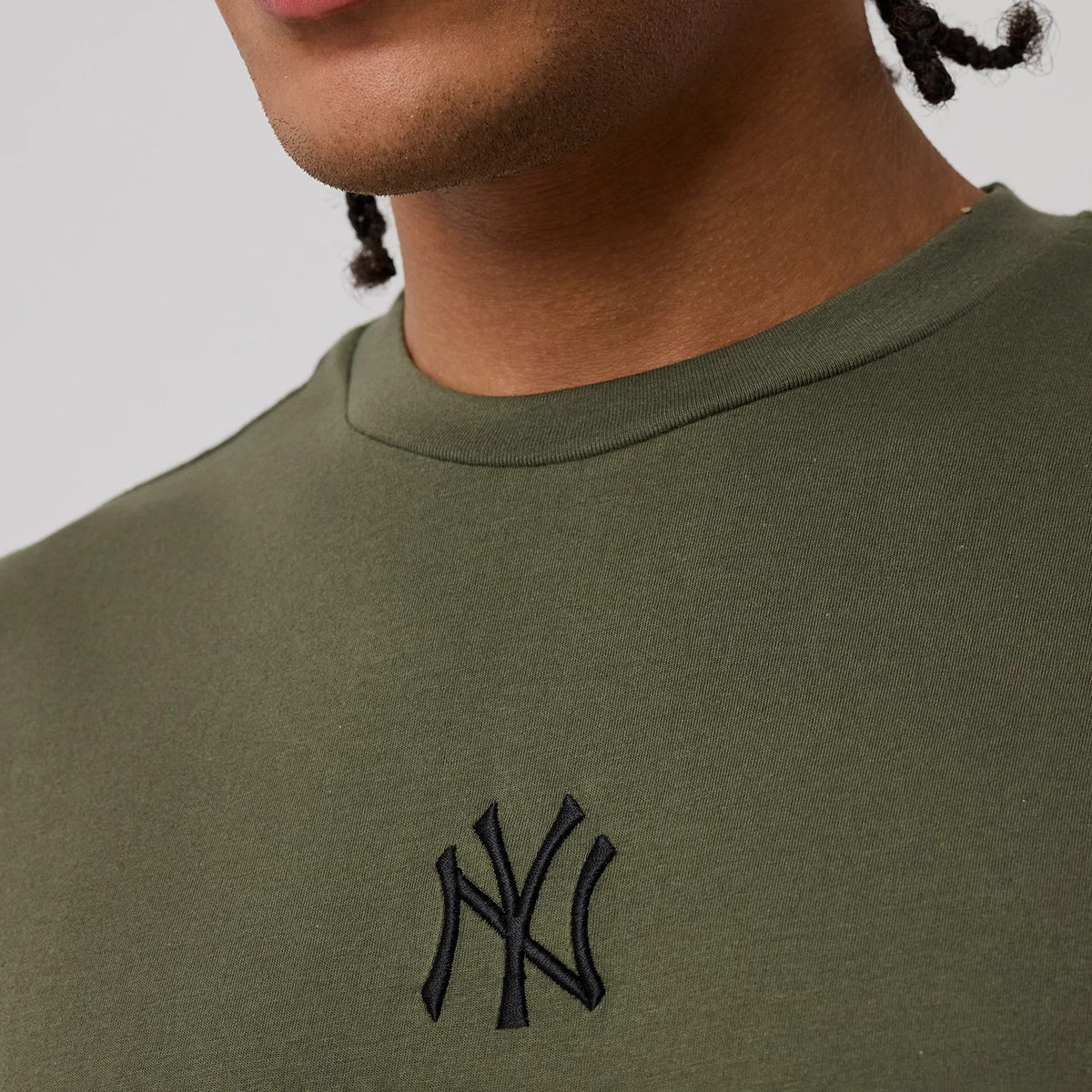 The model is wearing this MLB League Essential New York Yankees Oversized T-Shirt in green. 5