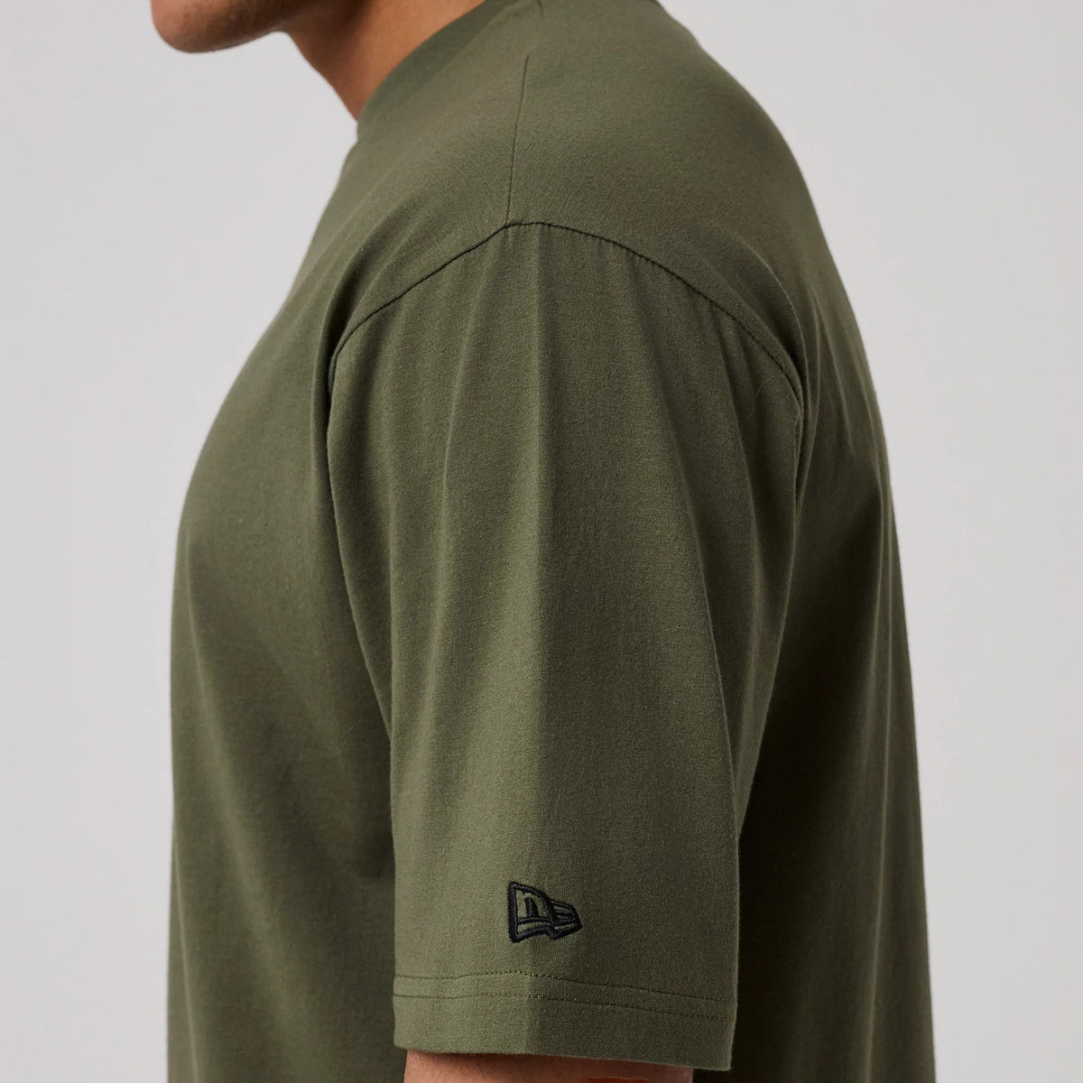 The model is wearing this MLB League Essential New York Yankees Oversized T-Shirt in green. 7