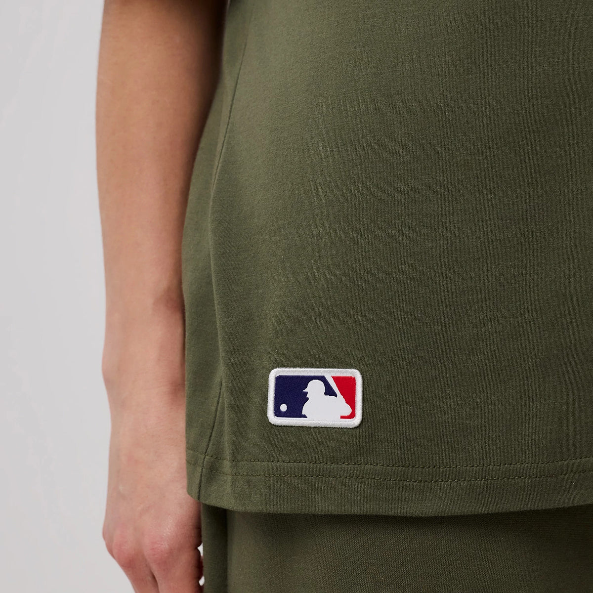The model is wearing this MLB League Essential New York Yankees Oversized T-Shirt in green. 8