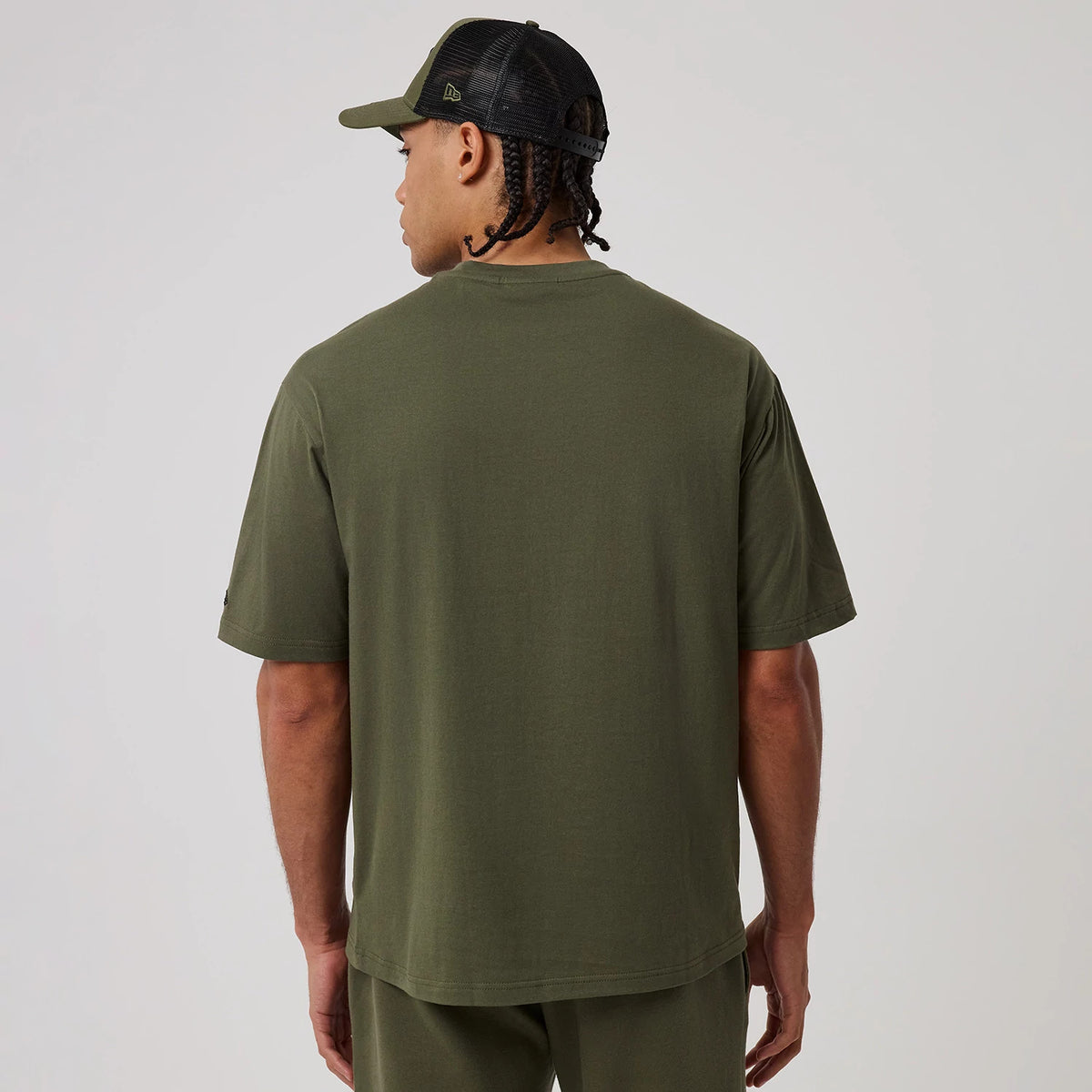 The model is wearing this MLB League Essential New York Yankees Oversized T-Shirt in green. 2