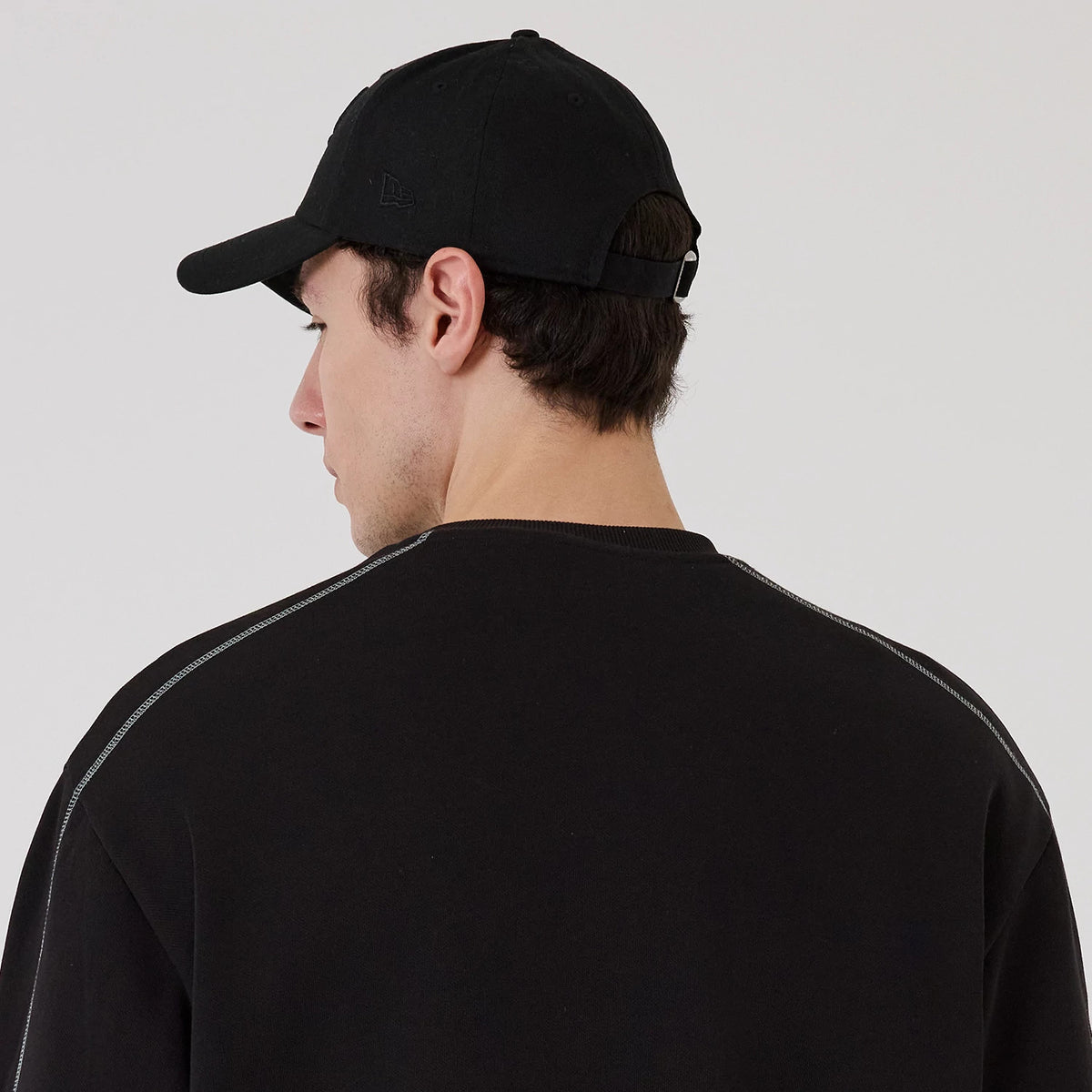 The model is wearing this NBA Graphic Chicago Bulls Crew Neck Sweater in black. 5