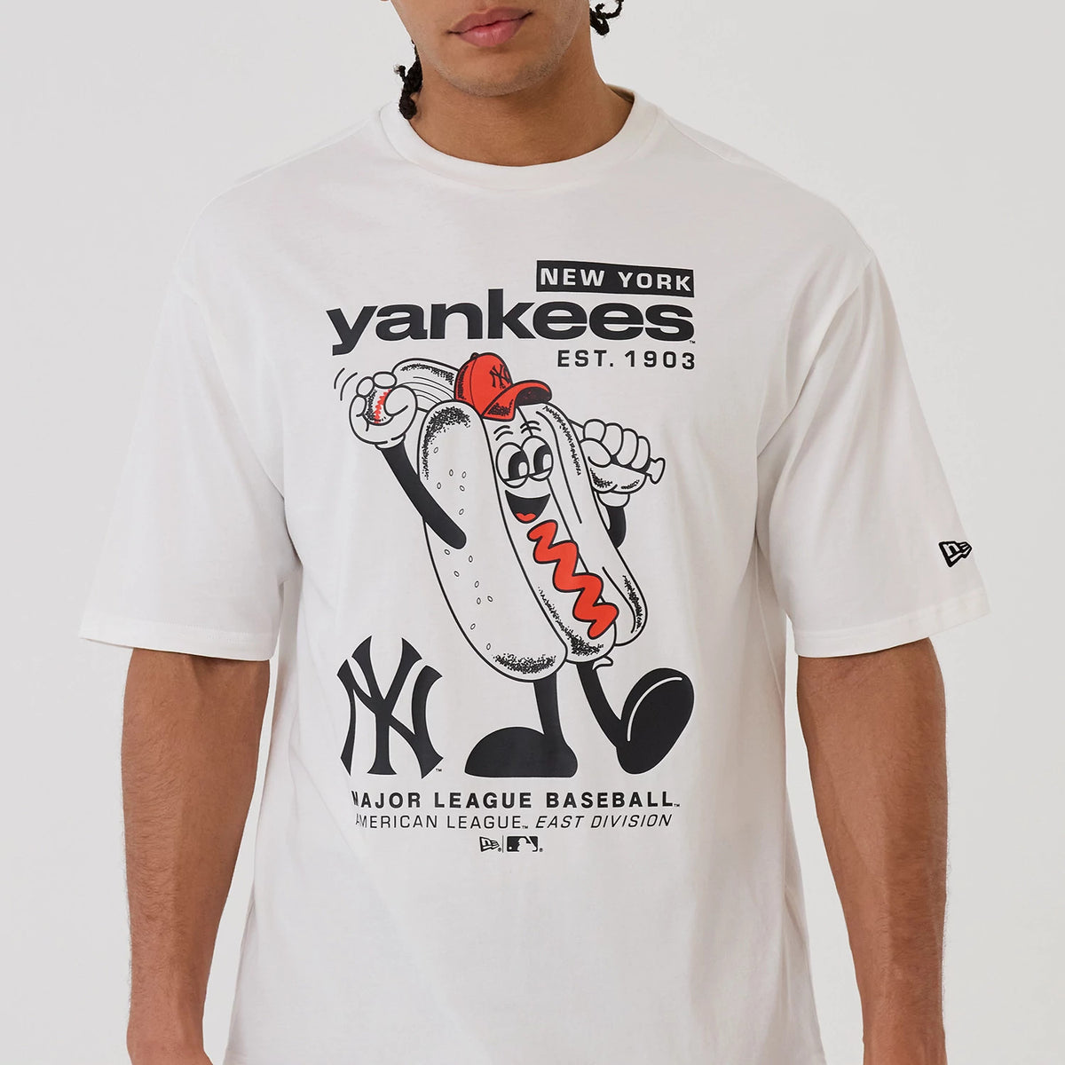 The model is wearing this MLB Hotdog Graphic New York Yankees Oversized T-Shirt in white. 3
