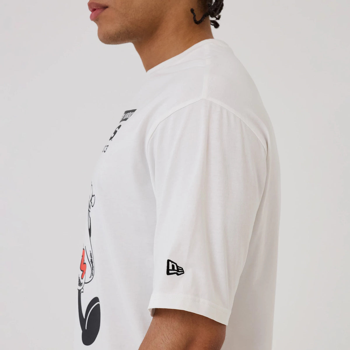 The model is wearing this MLB Hotdog Graphic New York Yankees Oversized T-Shirt in white. 7