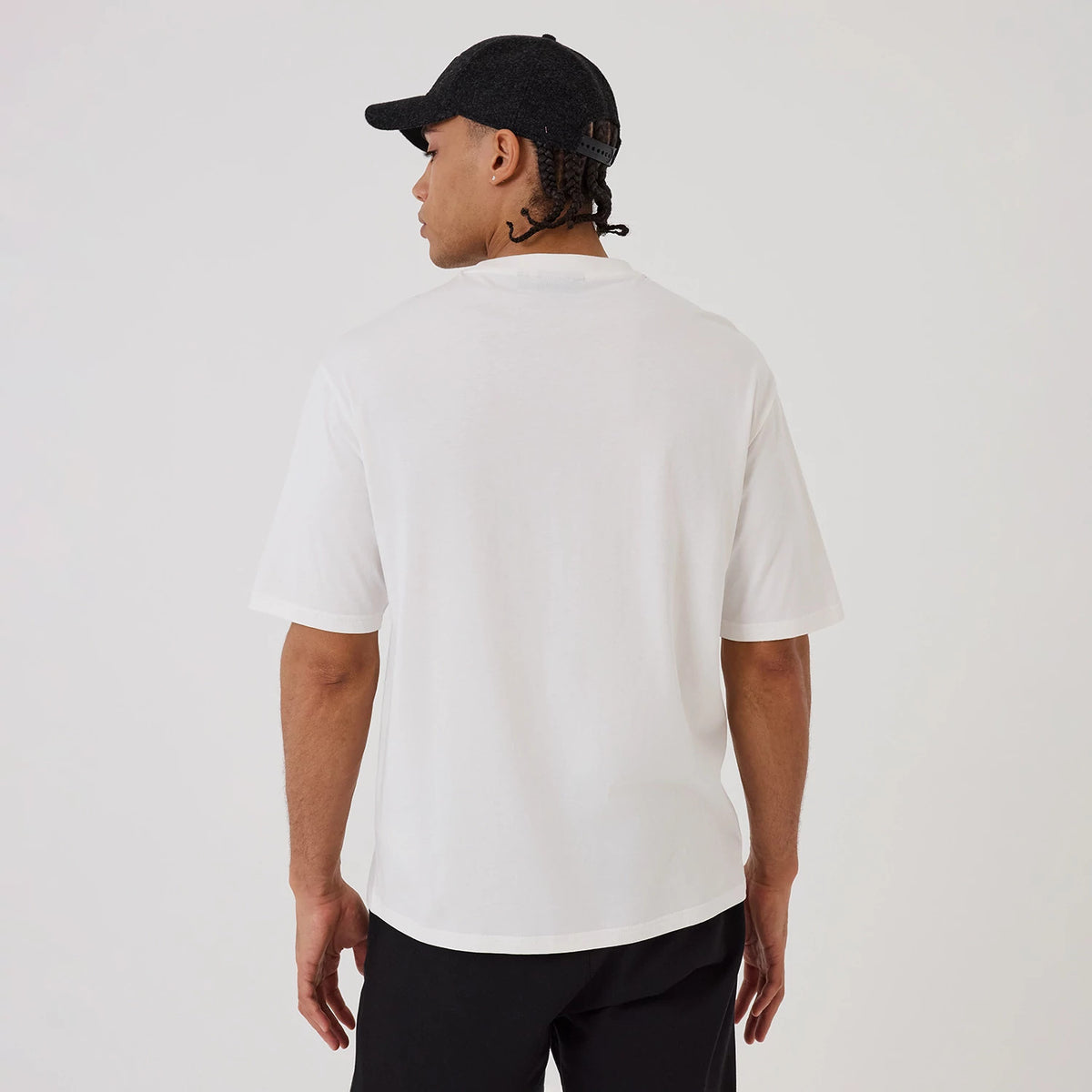 The model is wearing this MLB Hotdog Graphic New York Yankees Oversized T-Shirt in white. 2