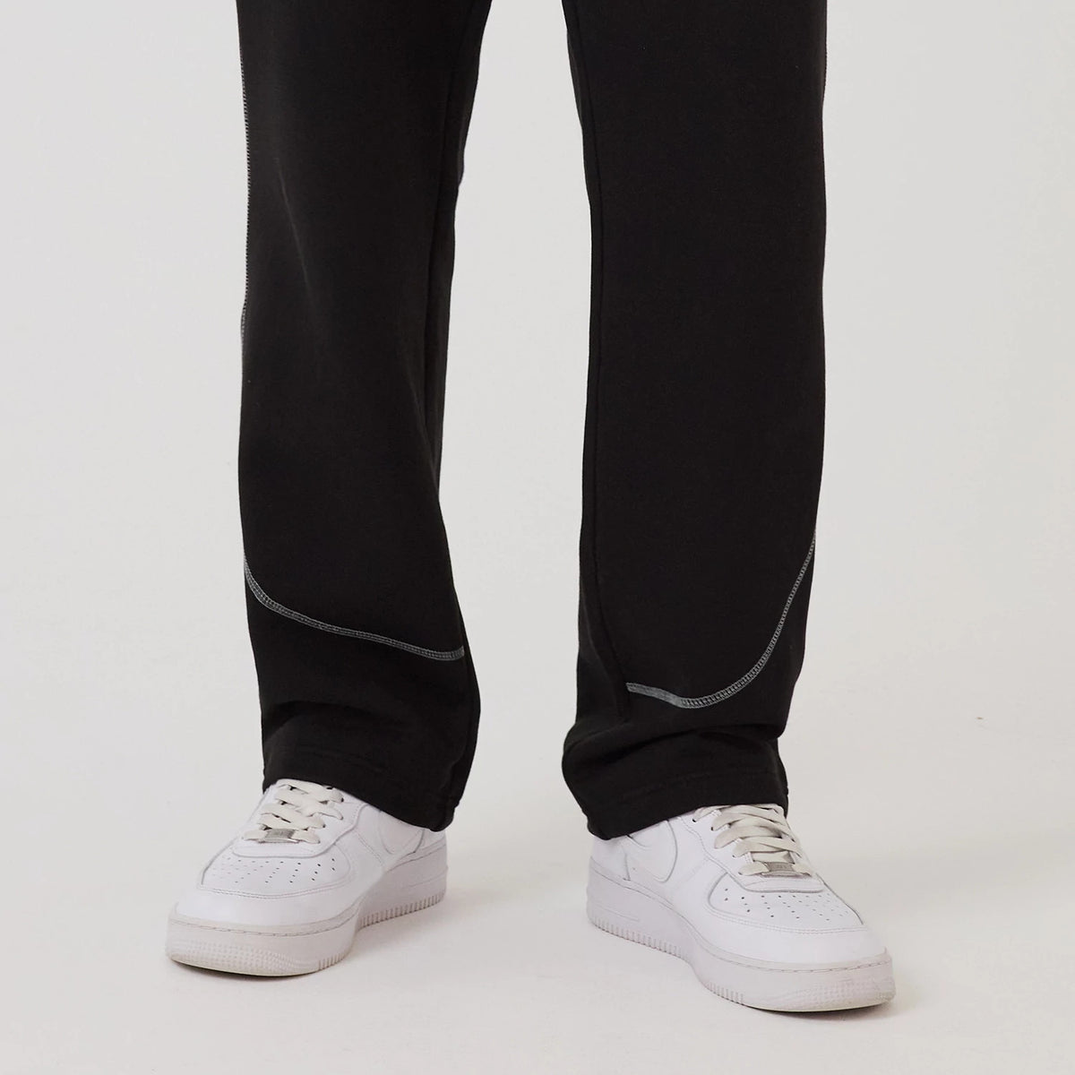 The model is wearing this NBA Graphic Chicago Bulls Straight Leg Joggers in black. 6