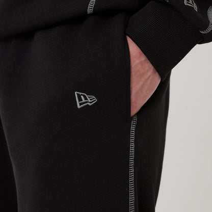 The model is wearing this NBA Graphic Chicago Bulls Straight Leg Joggers in black. 4