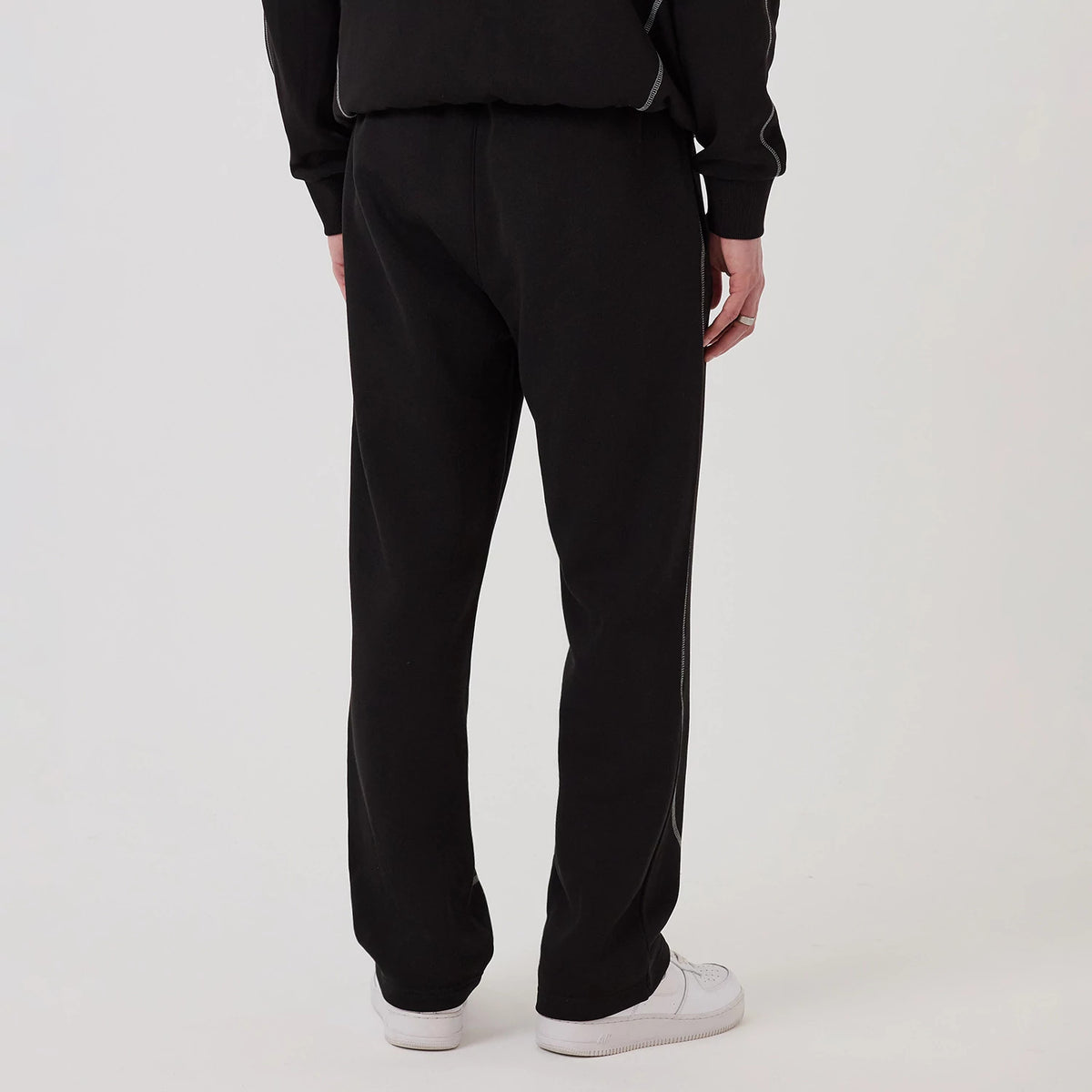 The model is wearing this NBA Graphic Chicago Bulls Straight Leg Joggers in black. 2