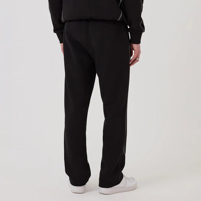 The model is wearing this NBA Graphic Chicago Bulls Straight Leg Joggers in black. 2