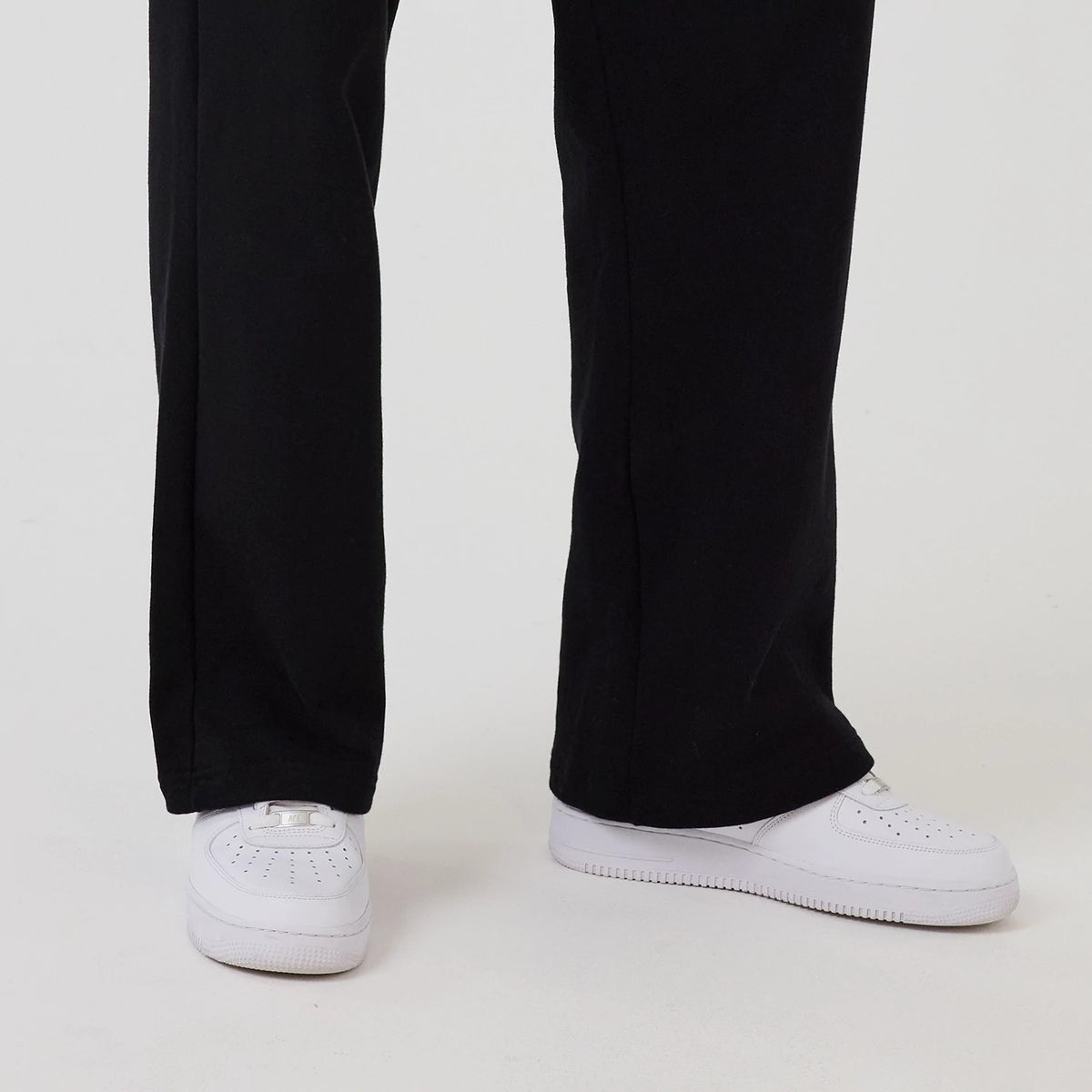 The model is wearing this MLB New York Yankees Wide Leg Joggers in black. 6