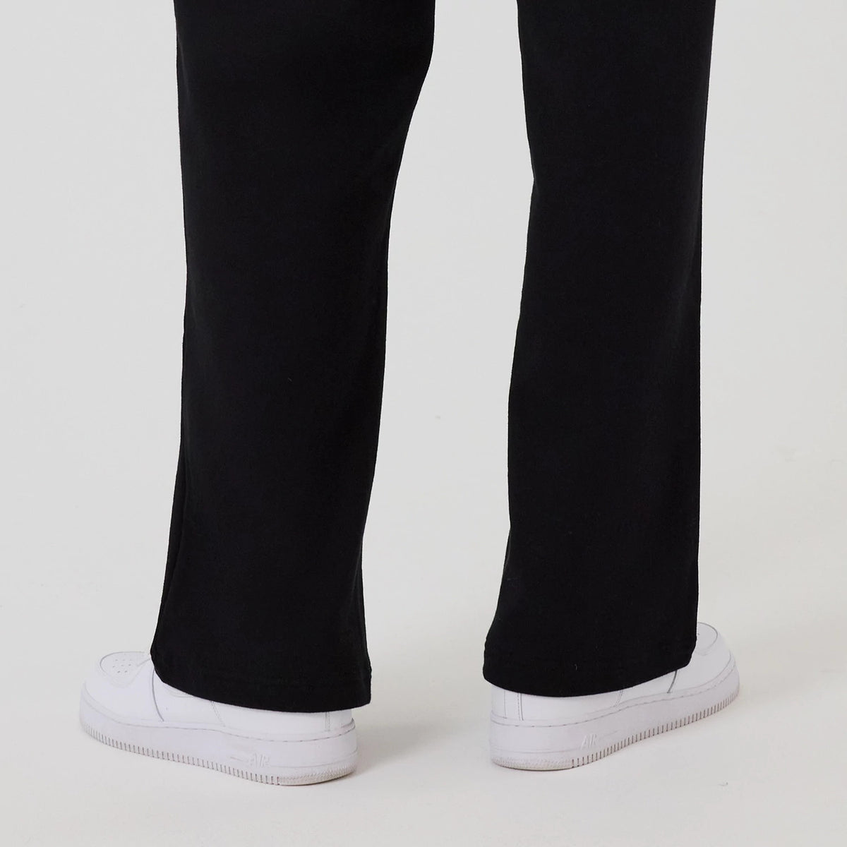 The model is wearing this MLB New York Yankees Wide Leg Joggers in black. 7