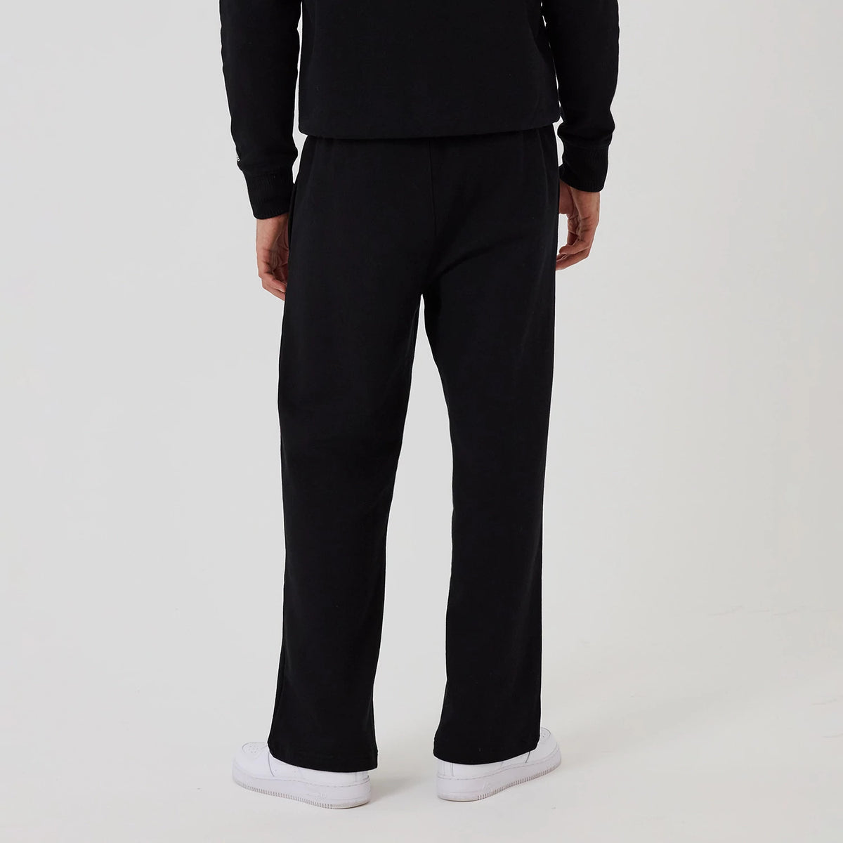 The model is wearing this MLB New York Yankees Wide Leg Joggers in black. 2