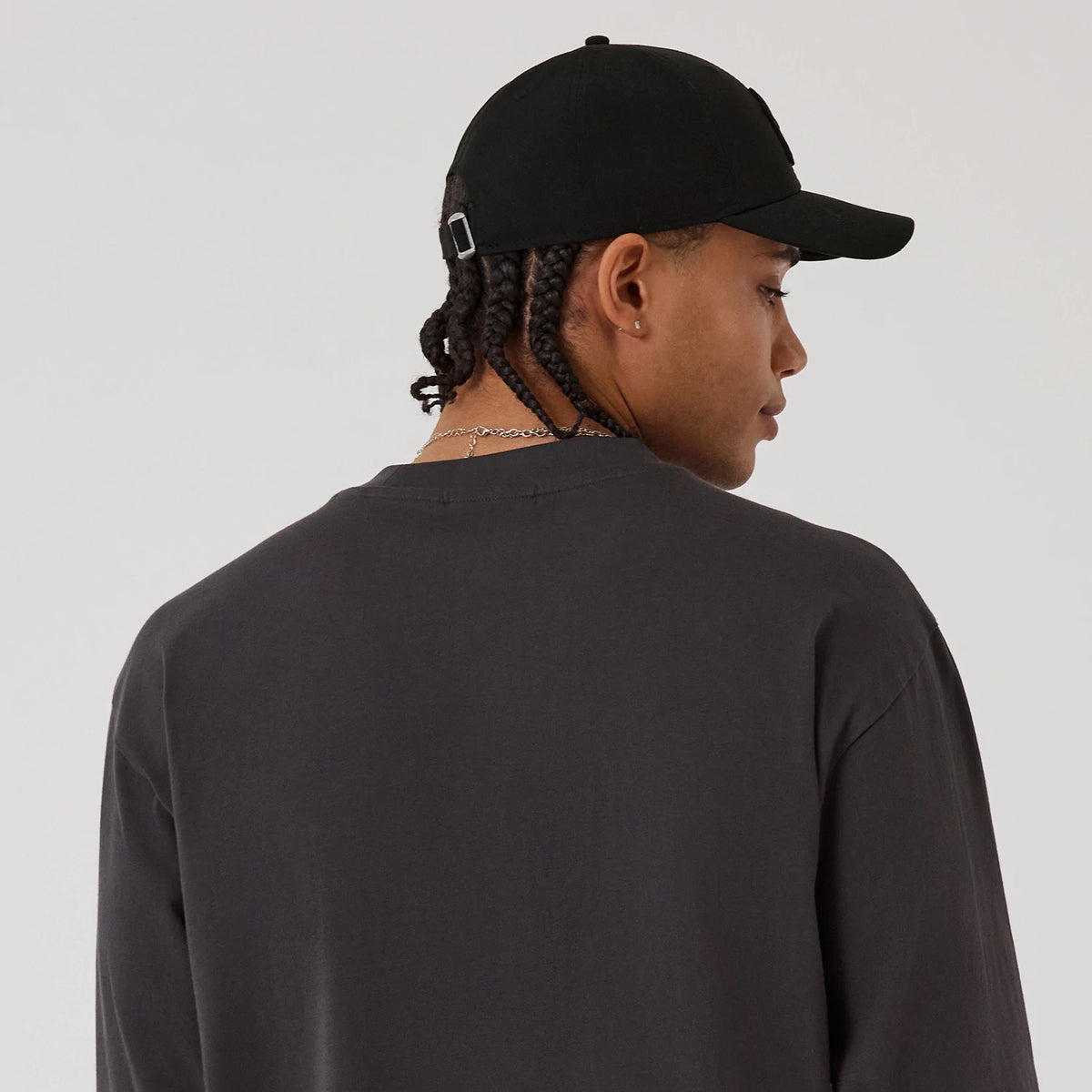 The model is wearing this MLB League Essential New York Yankees Oversized Jersey in charcoal. 7